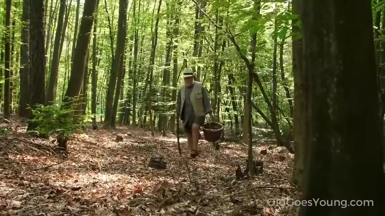 PAWG Czech Babe Fucks Grandpa