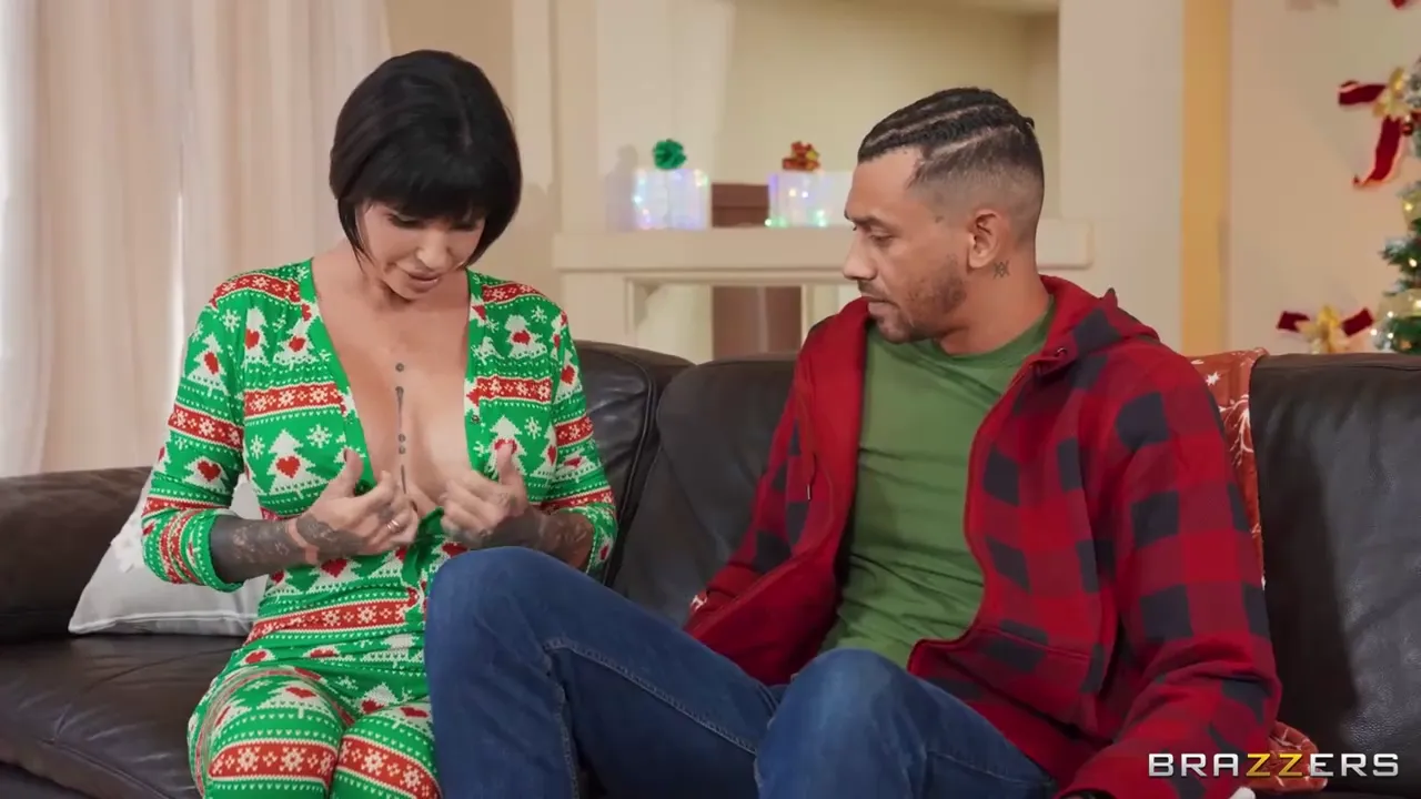 Muscular Dark-Skinned Stud Pleases Mature Brunette with His Impressive Endowment