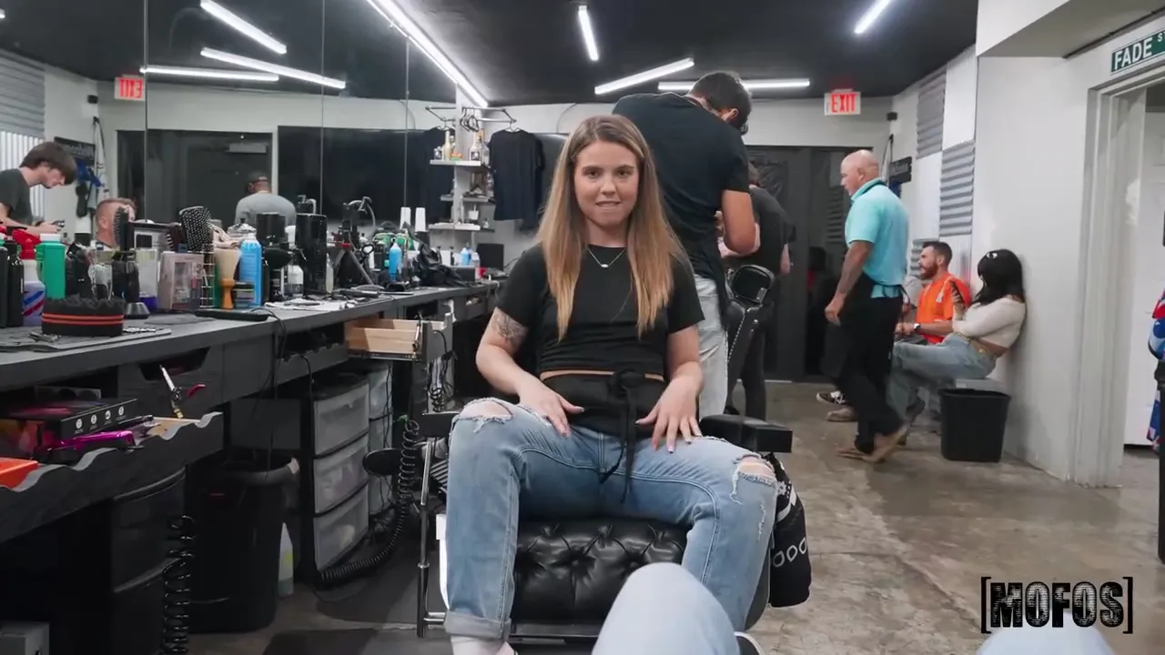 Curvy Beauty Gets Intimate with Her Hairdresser