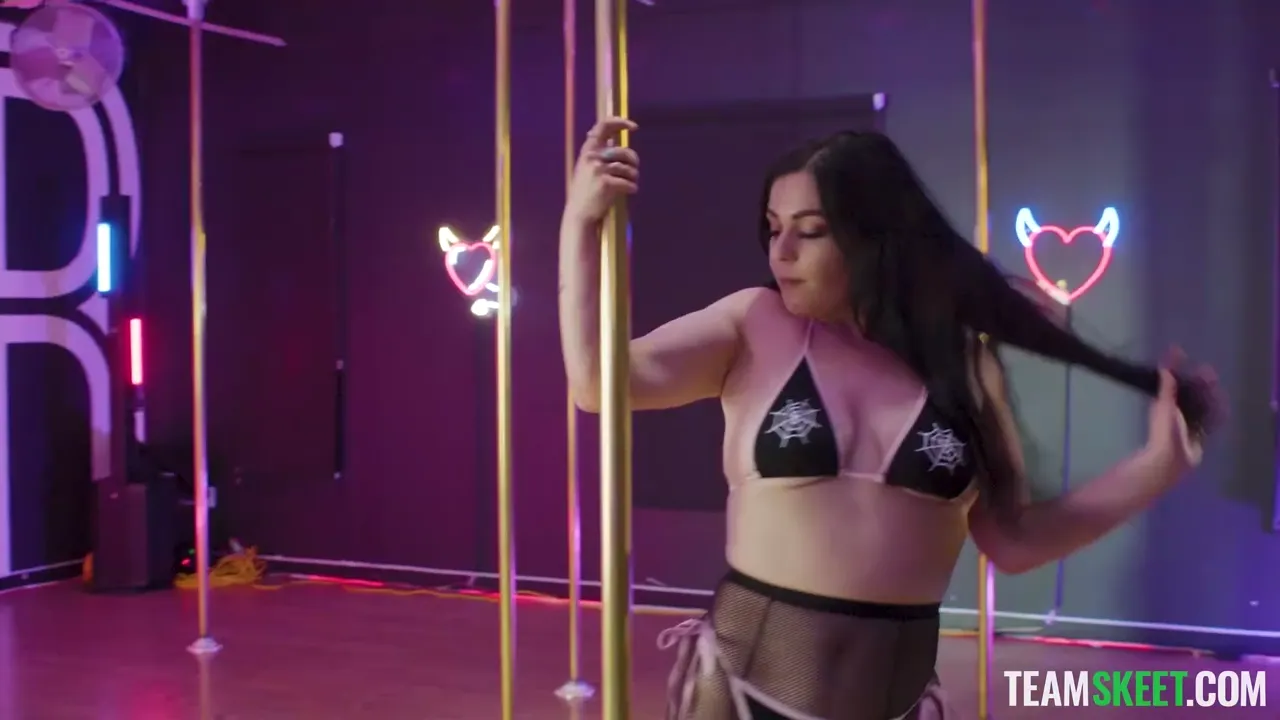 Curvy Striptease Star Delivers Top-Notch Oral Performance