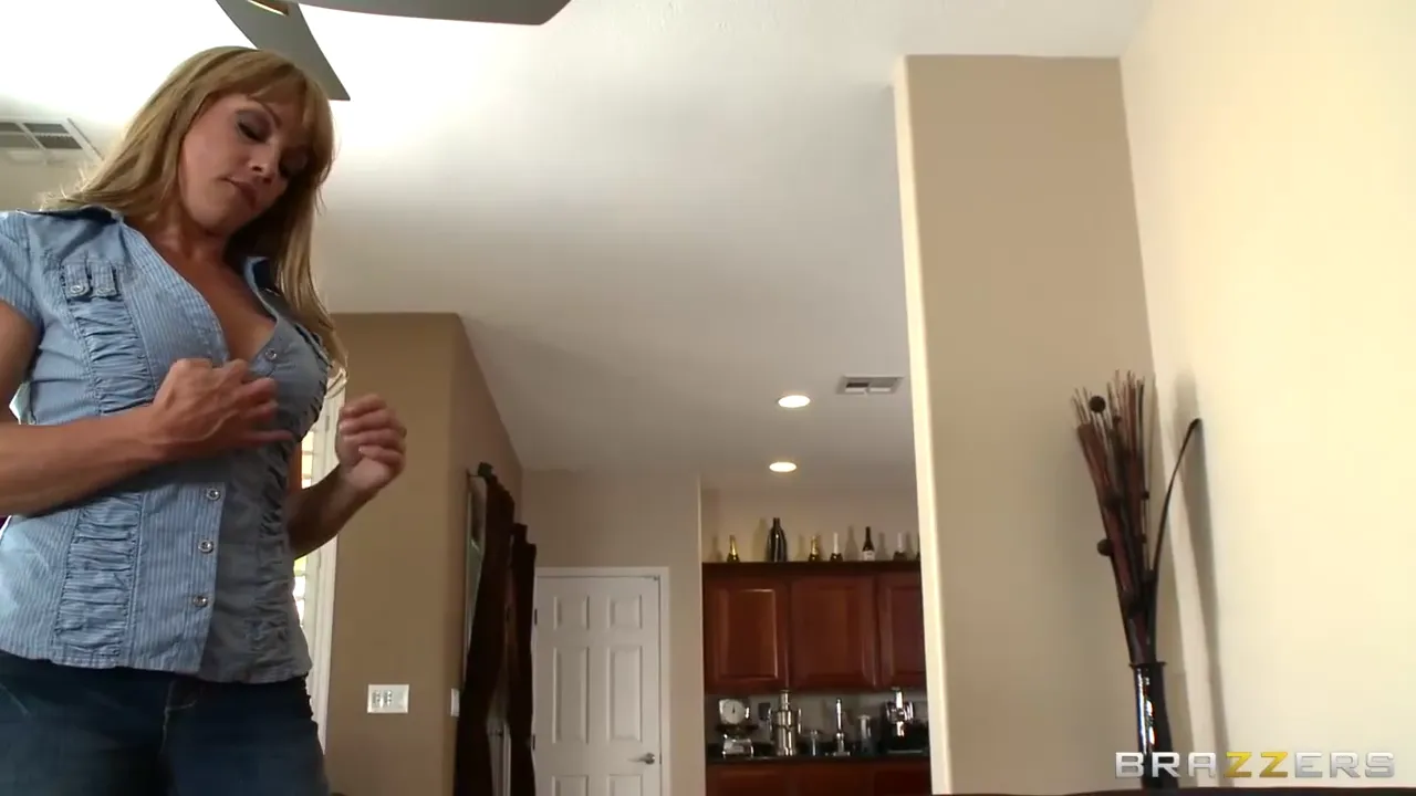 Curvy Stepmom with a Big Booty Knows How to Impress