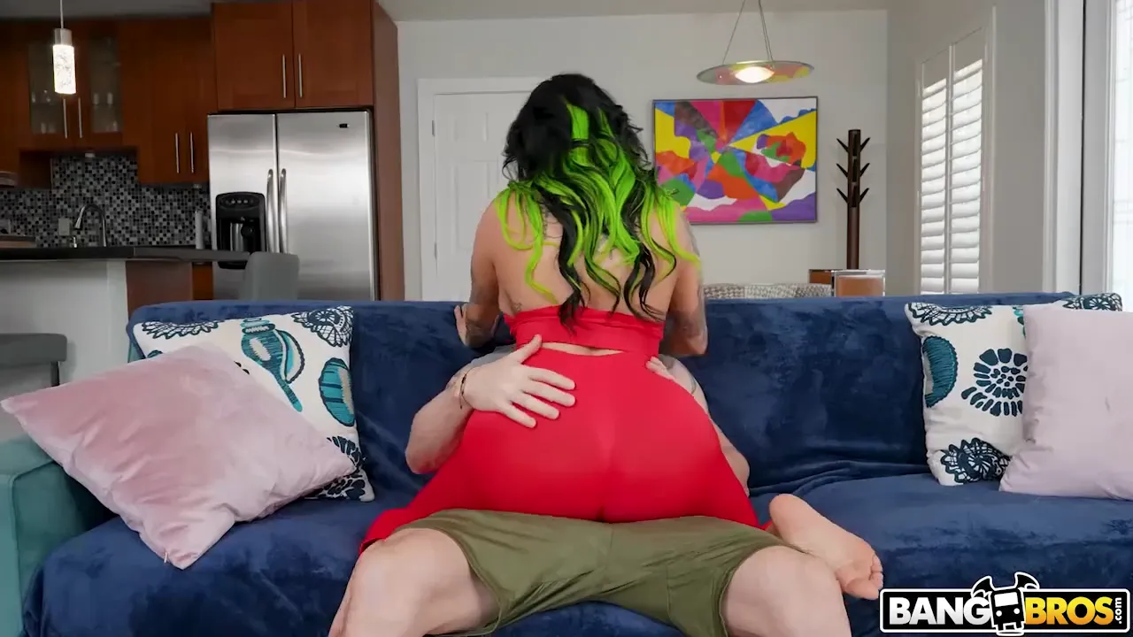 Tattooed Temptress with Curvy Assets Takes Center Stage