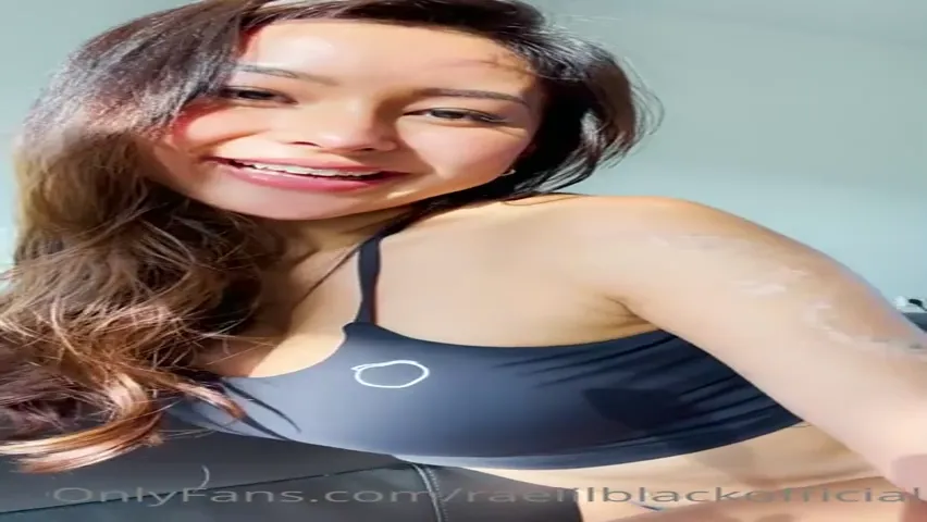 Stunning Solo Girl Showcases Her Beautiful Curves