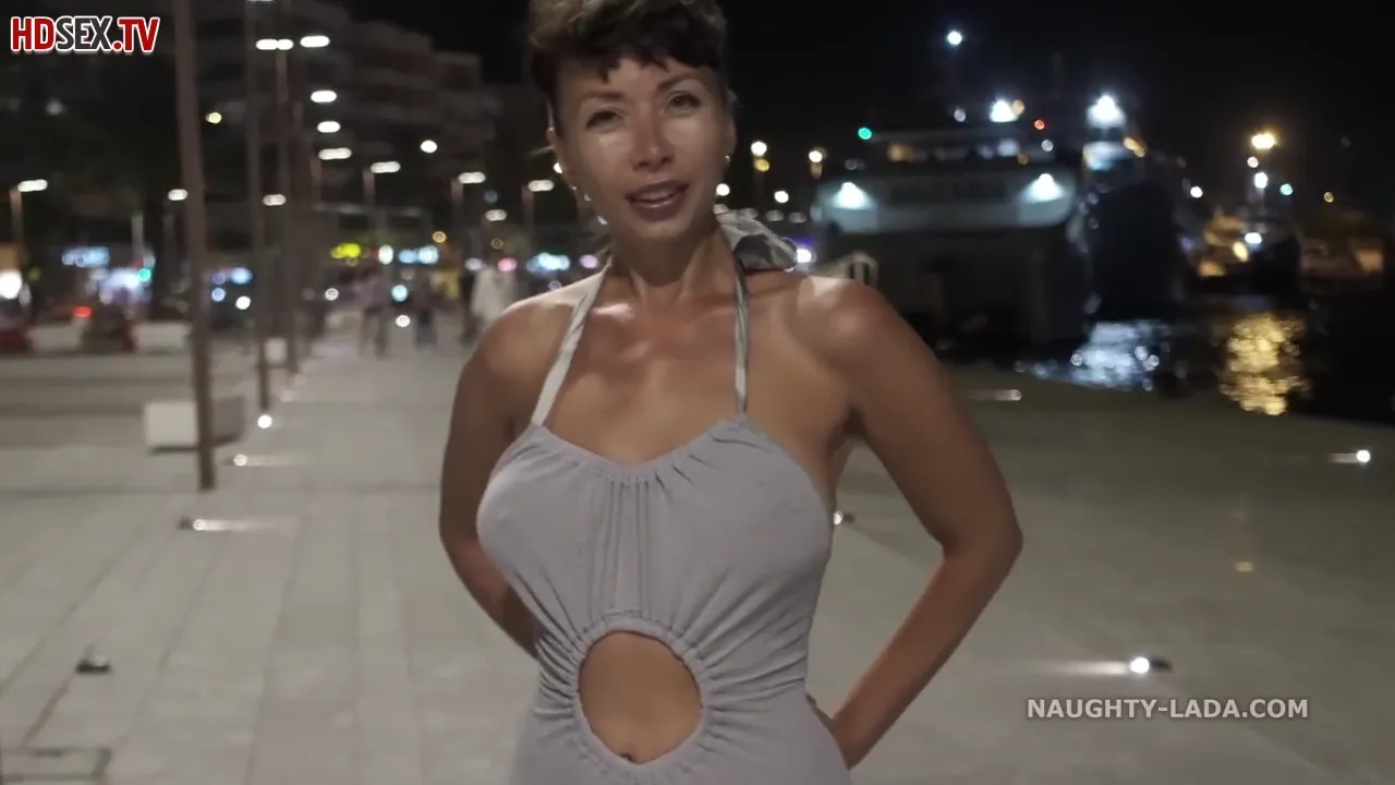 Curvy Mom with Big Assets Takes a Stroll Through the City