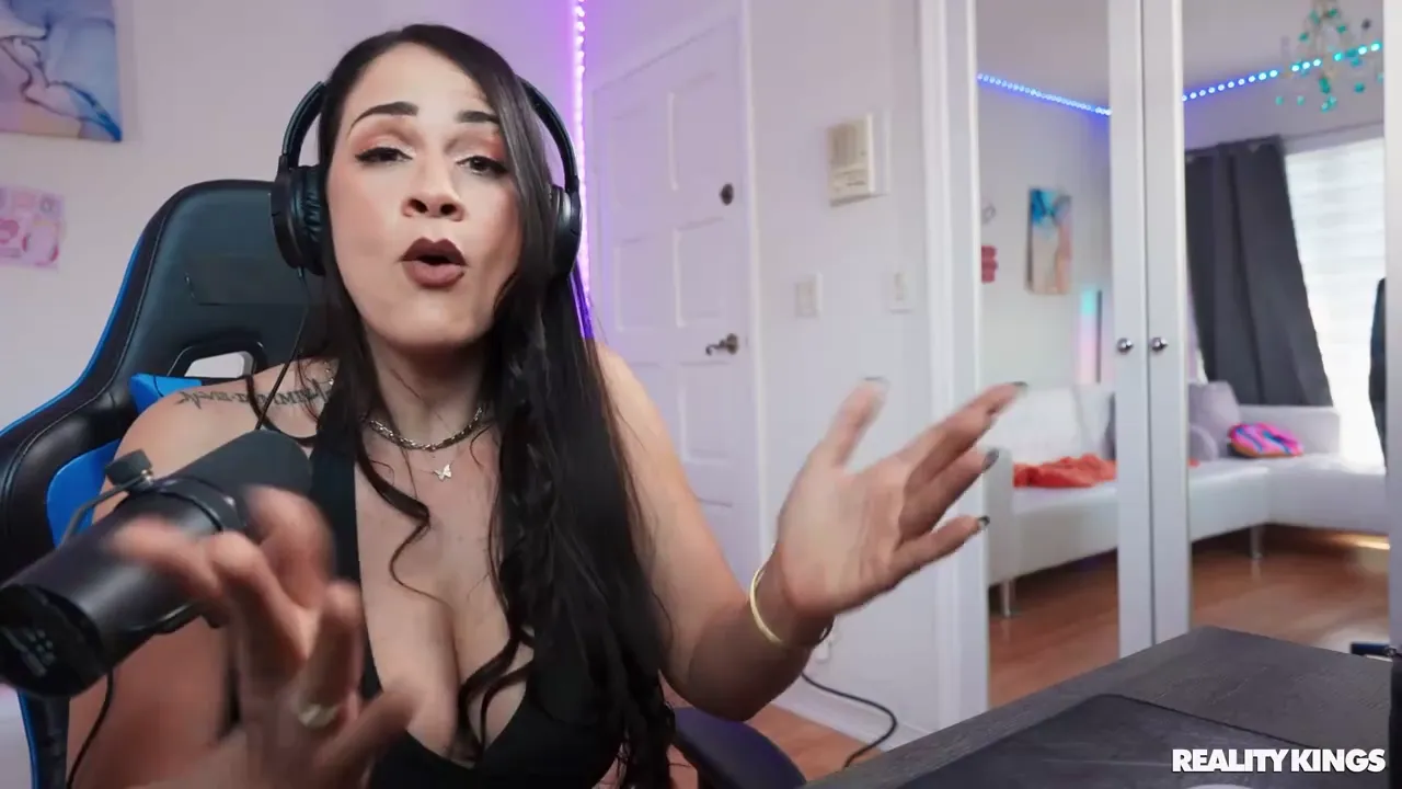 Curvy Friend Invites Everyone for a Wild Group Adventure