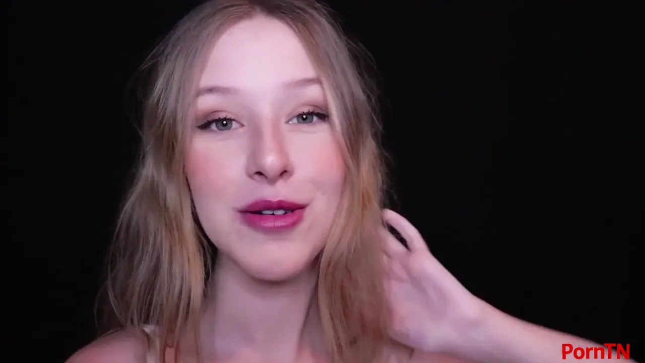 Young Beauty with Curvy Assets Delivers a Sultry Showcase