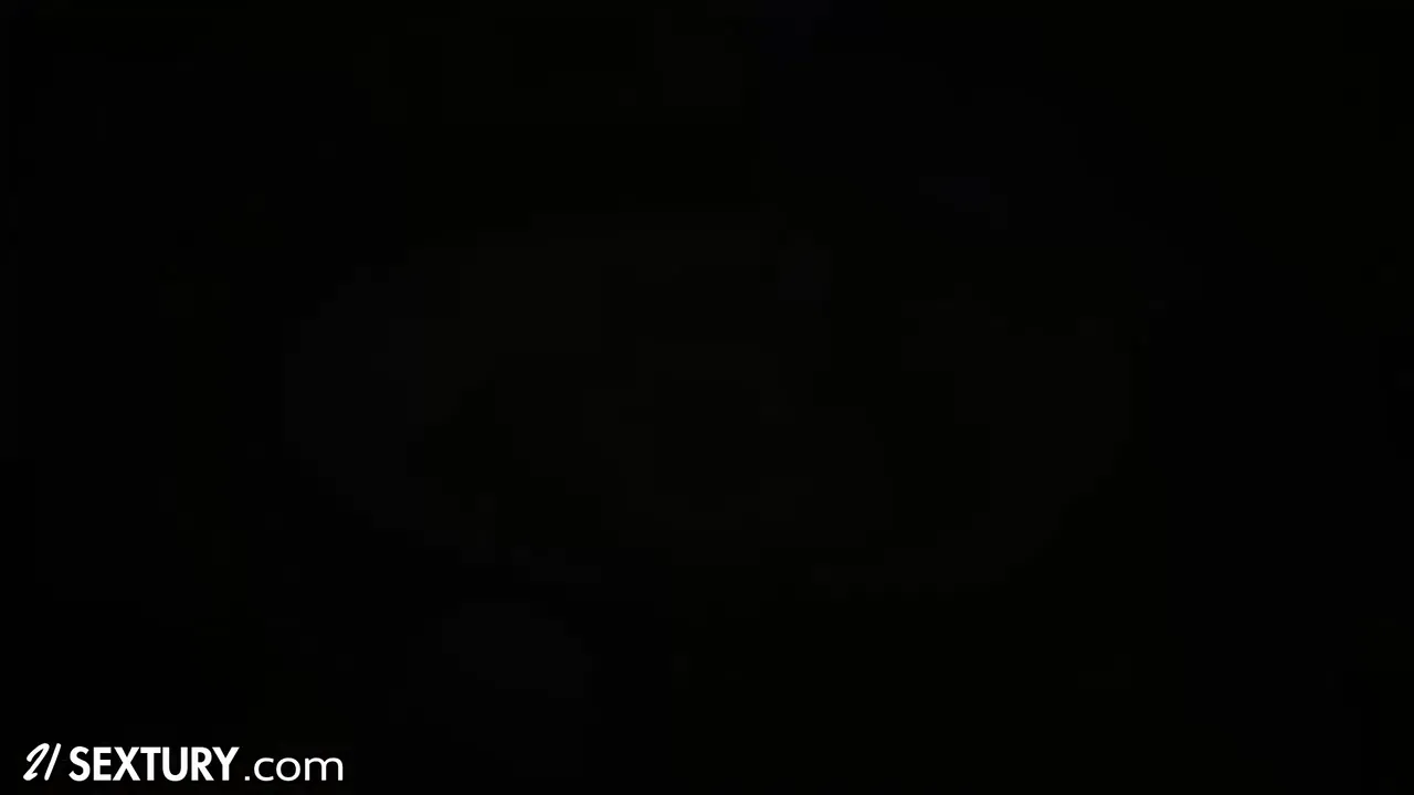 Brunette Tempts with Deep Throat Before Anal Pleasure