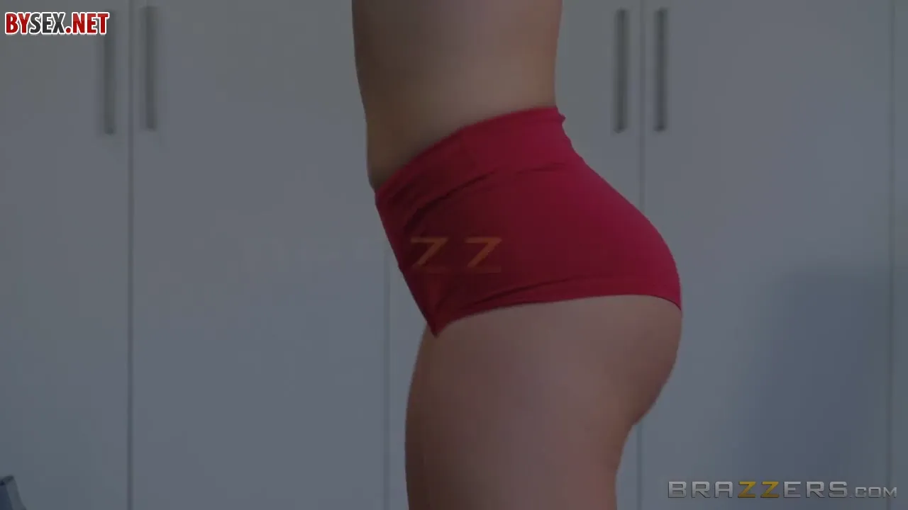 Curvy Brunette Shows Off Her Assets at the Gym