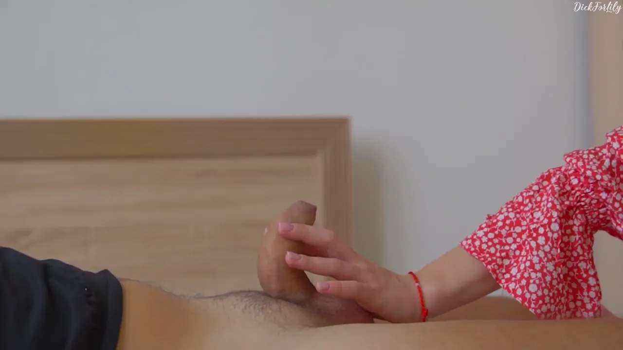 Cute Girlfriend Gives an Enthralling Blowjob at Home