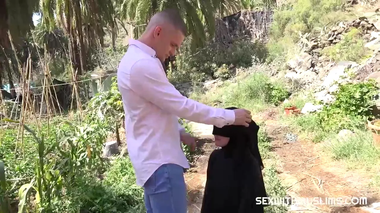 Exotic Beauty in Hijab Delivers an Amazing Outdoor Blowjob