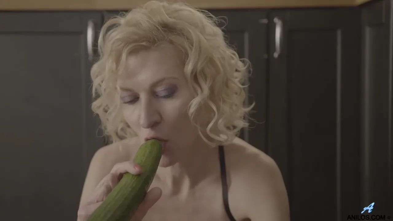 Mature Woman with Full Curves Enjoys Solo Pleasure Session