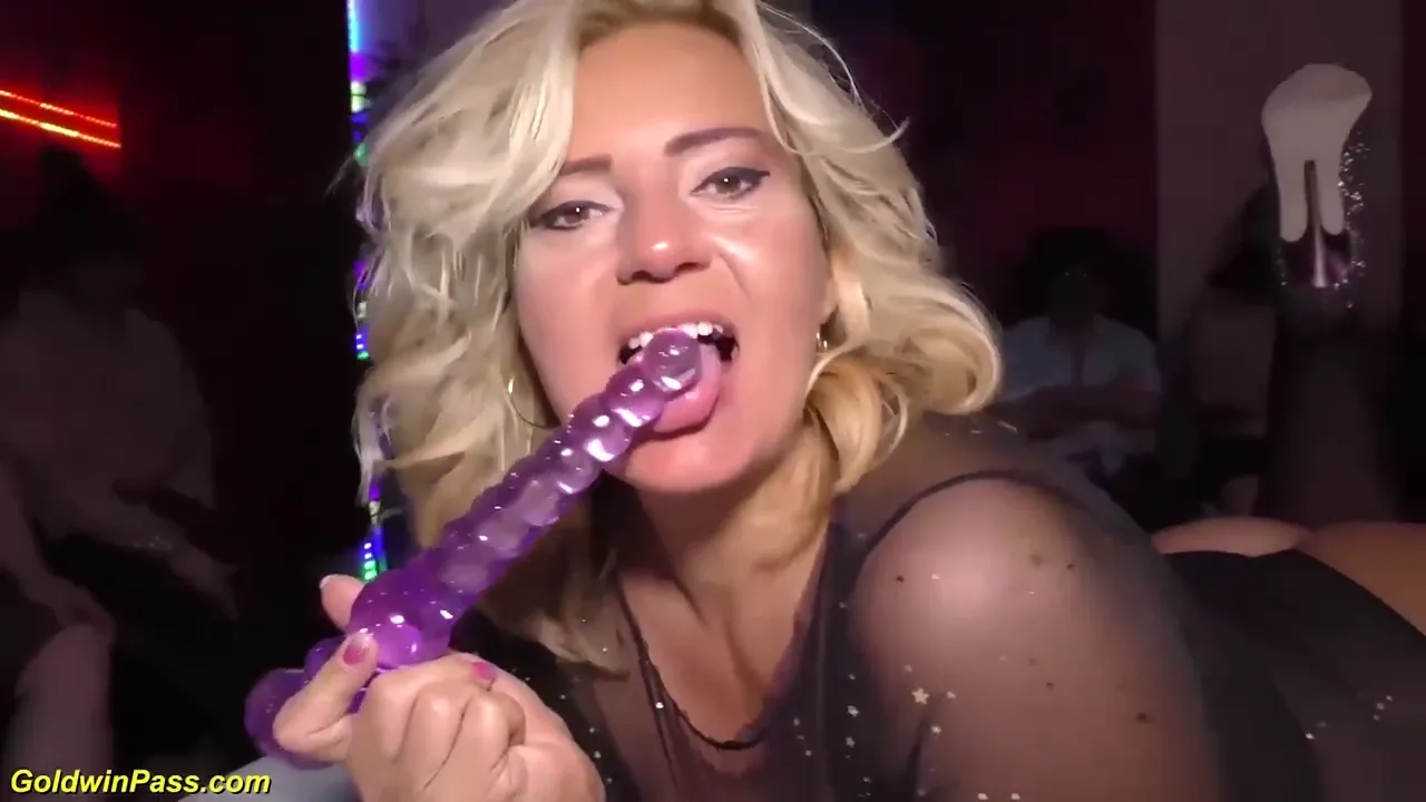 Curvy Mom Shows Off Her Flexibility in a Wild Encounter