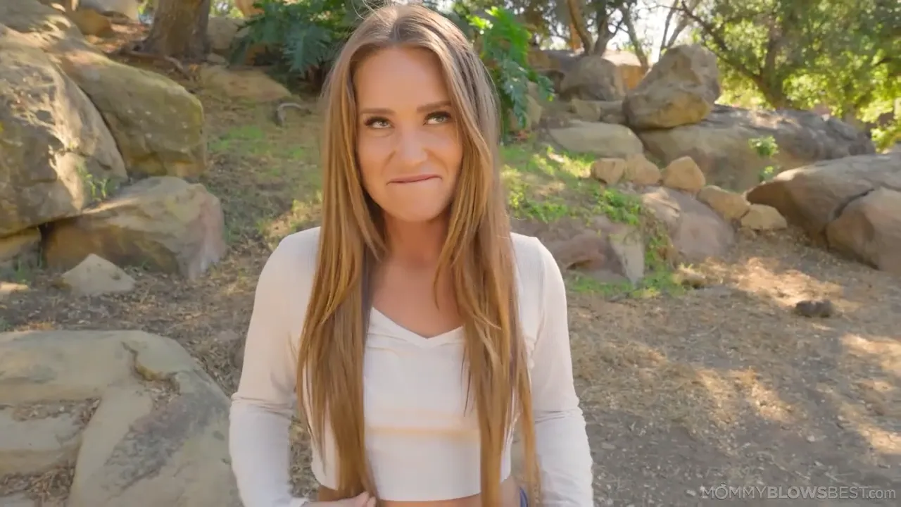 Adventurous Tourist Gives Outdoor Blowjob to a Stranger