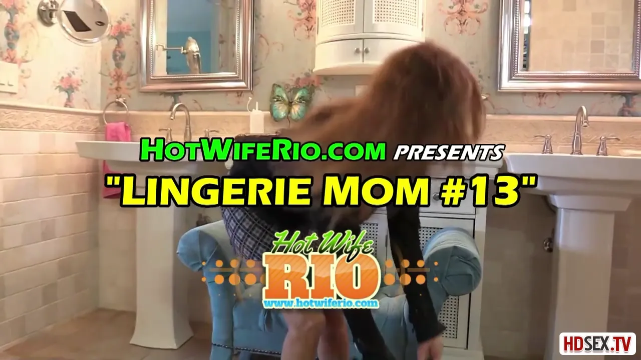 Curvy Mom in Stockings Opens Up for Pleasure