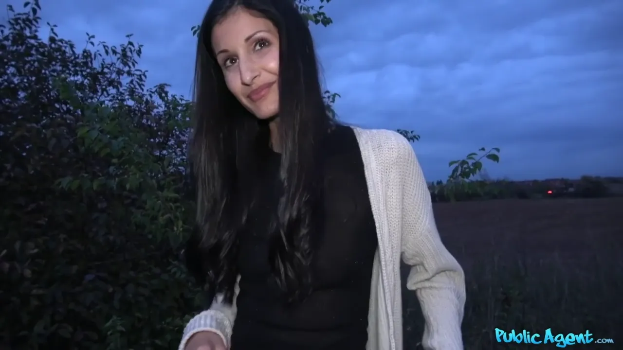 Young Brunette Delivers Outdoor Blowjob to Her Guy