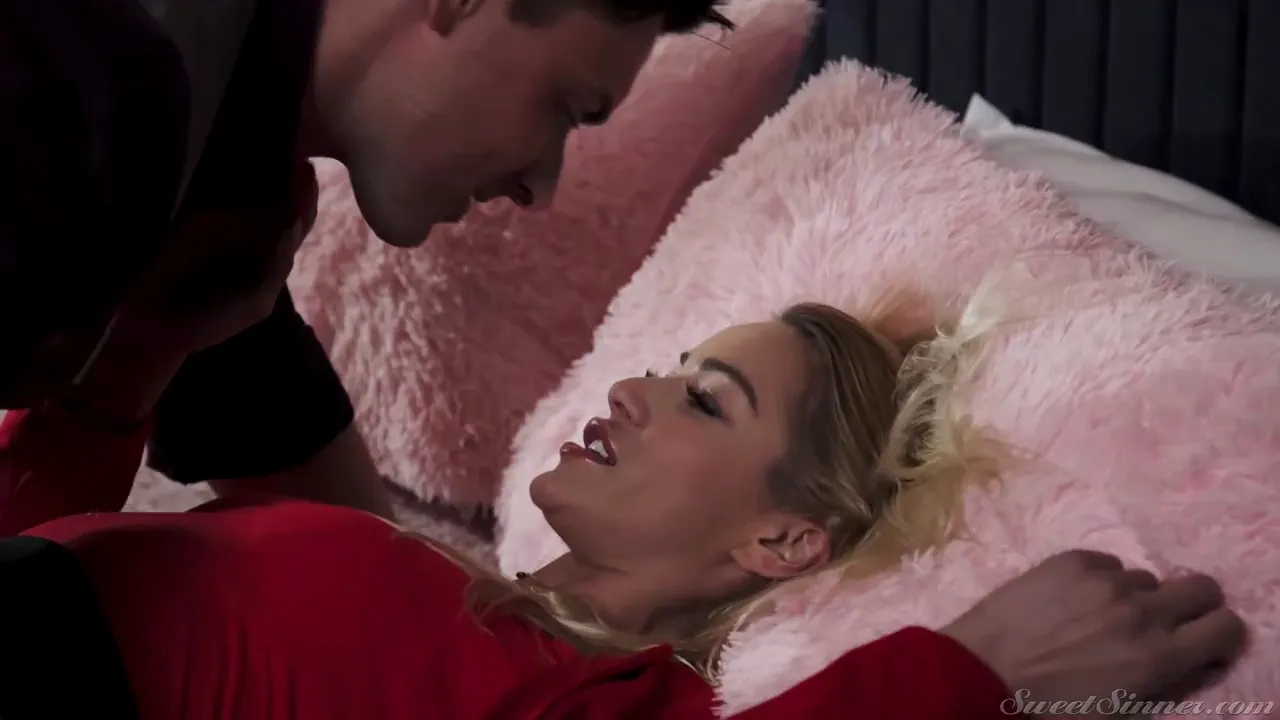 Passionate Lover with Perfect Curves: A Sensational Blowjob Experience
