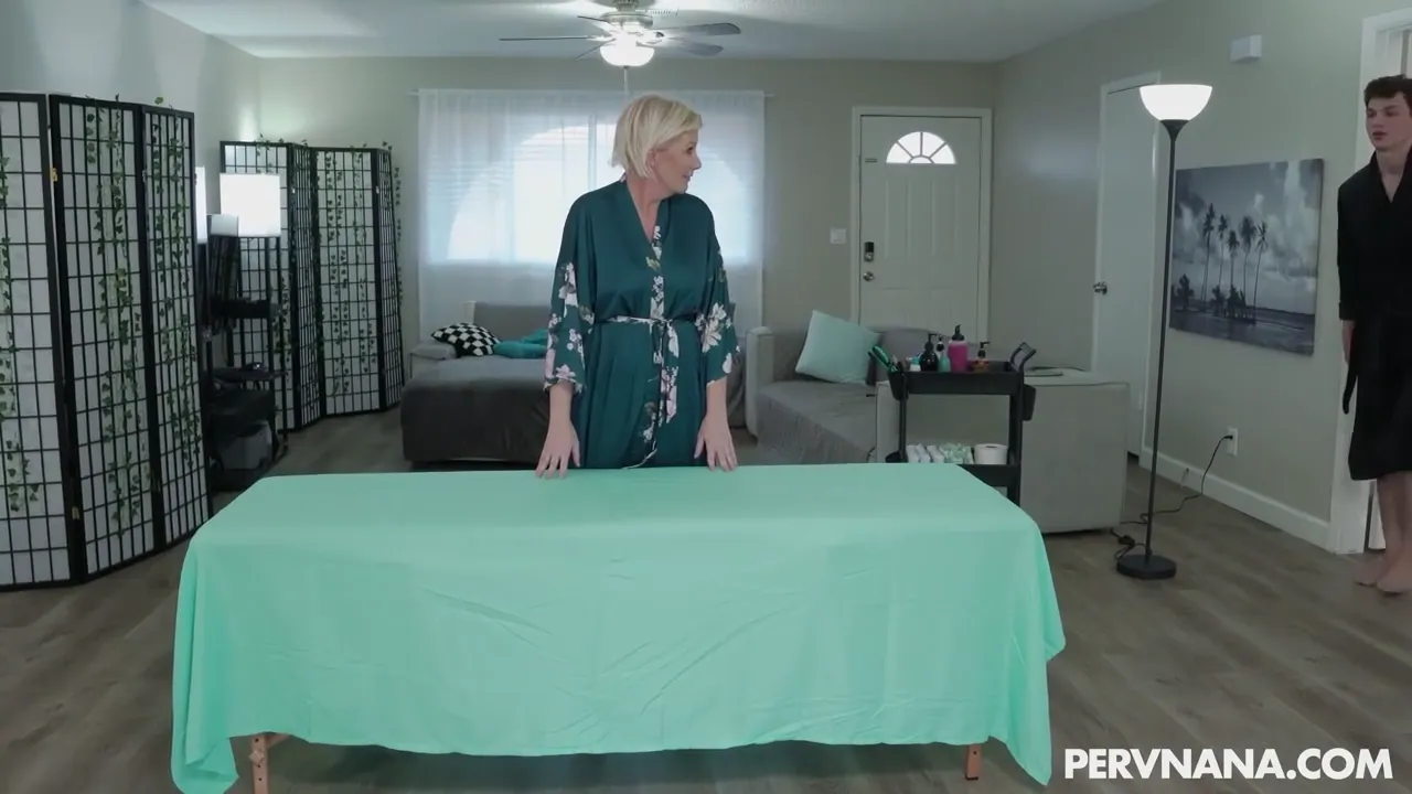 Experienced Masseuse with Curves Takes Charge